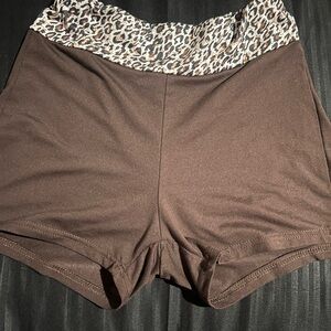Super cute brown cheetah print shorts🐆